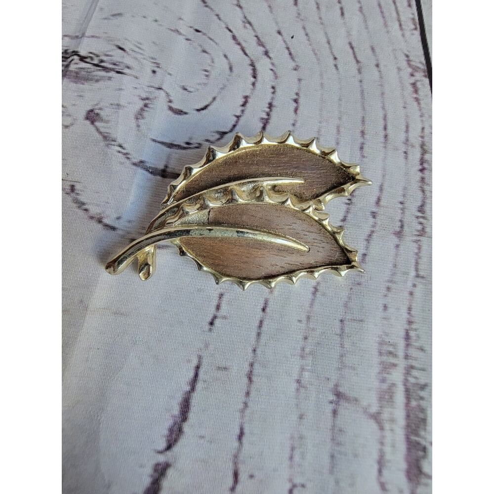 Vintage MCM SARAH Coventry Signed Gold Tone Faux Wood Inlay Leaves Brooch Pin